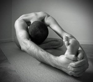 Mann beim Stretching