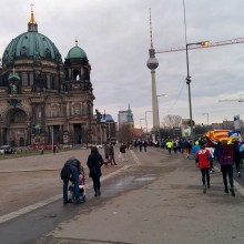 Berliner Dom und Fernsehturm beim 43. Neujahrslauf in Berlin